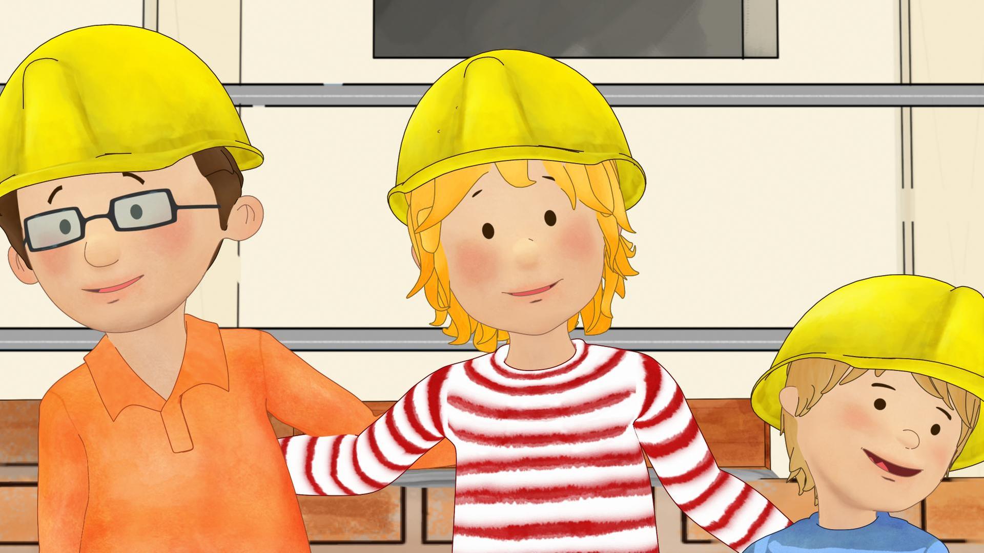 Conni mit Simon und ihrem kleinen Bruder Jakob auf der Baustelle. Sie tragen Schutzhelme und sehen glücklich aus.