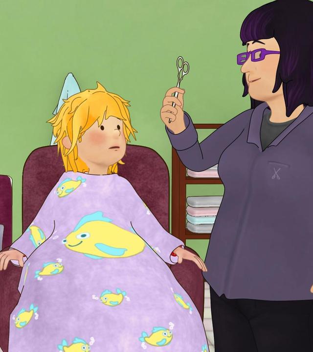 Conni sitzt auf dem Frisierstuhl beim Friseur und schaut zur Friseurin (rechts). Diese hält eine Schere hoch und erklärt Conni wie sie funktioniert. Connis Mutter steht daneben.