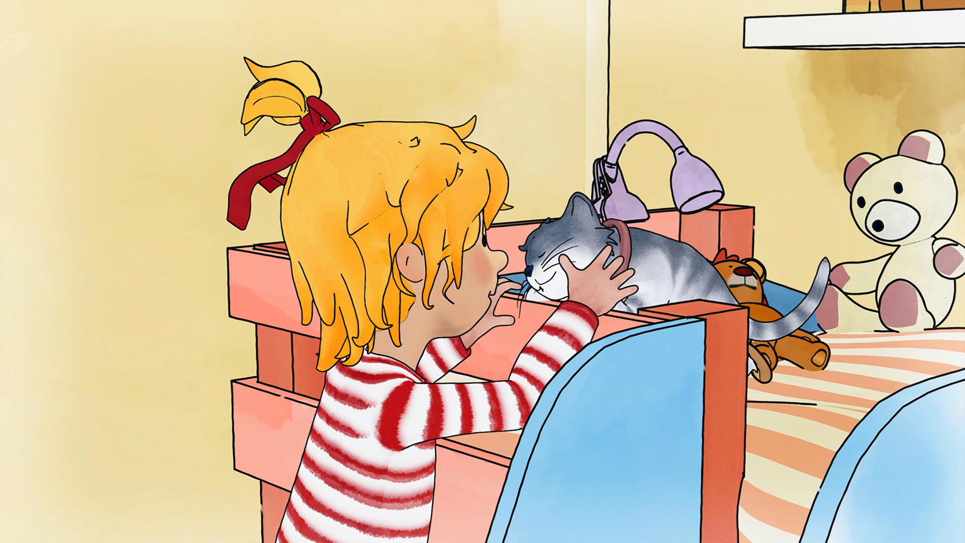 Conni steht vor ihrem Hochbett und streichelt Kater Mau, der zufrieden auf dem Bett sitzt.