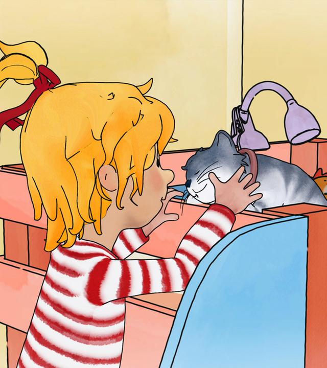 Conni steht vor ihrem Hochbett und streichelt Kater Mau, der zufrieden auf dem Bett sitzt.