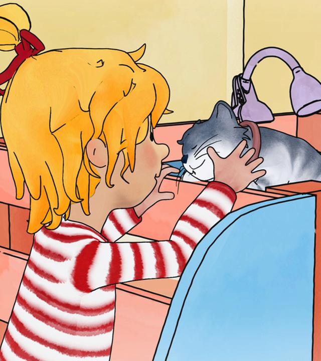 Conni steht vor ihrem Hochbett und streichelt Kater Mau, der zufrieden auf dem Bett sitzt.