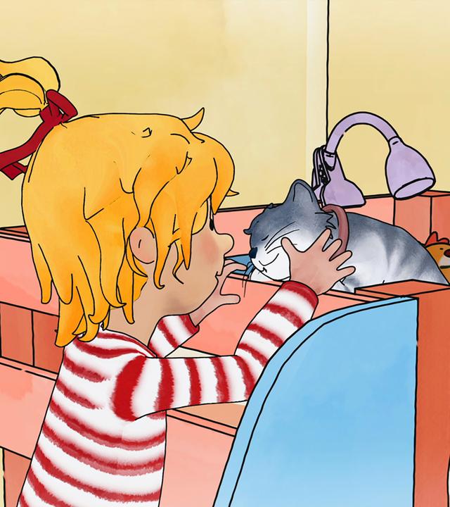 Conni steht vor ihrem Hochbett und streichelt Kater Mau, der zufrieden auf dem Bett sitzt.