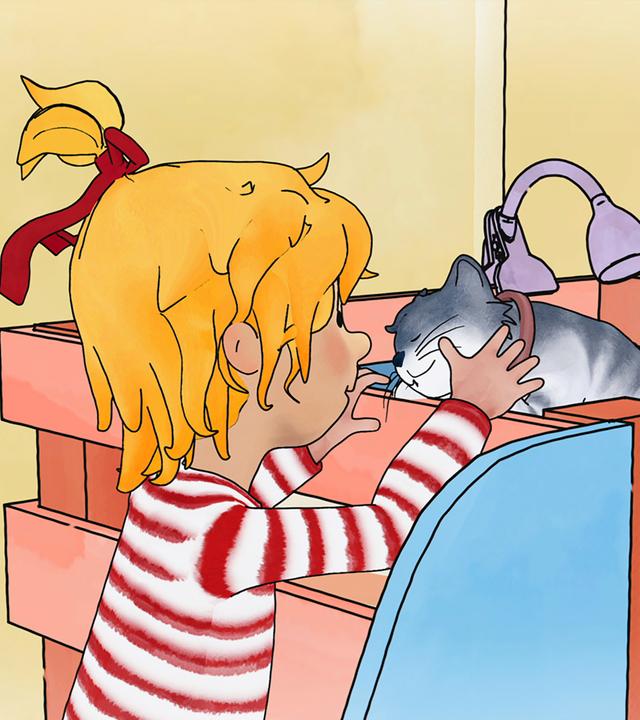 Conni steht vor ihrem Hochbett und streichelt Kater Mau, der zufrieden auf dem Bett sitzt.