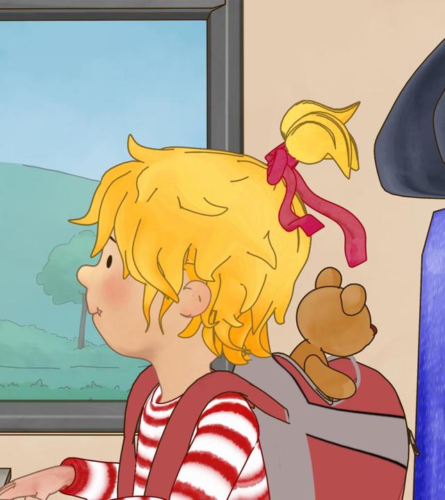 Conni sitzt im Zug und schaut aus dem Fenster. Auf dem Rücken trägt sie ihr Kuscheltier in ihrem Rucksack.