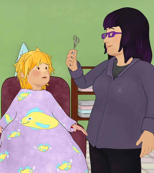 Conni sitzt im Frisörstuhl. Sie hält eine Schere an eine Strähne ihres Haares und möchte sie abschneiden.