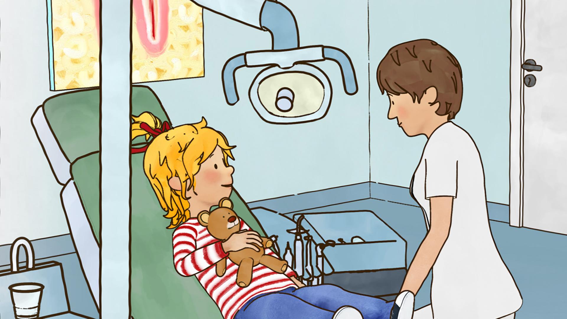Conni weiß nicht, was sie beim Zahnarzt erwartet. Sie sitzt angespannt mit ihrem Teddybären auf dem Stuhl beim Zahnarzt.