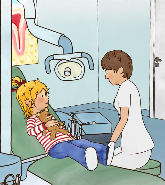 Conni weiß nicht, was sie beim Zahnarzt erwartet. Sie sitzt angespannt mit ihrem Teddybären auf dem Stuhl beim Zahnarzt.