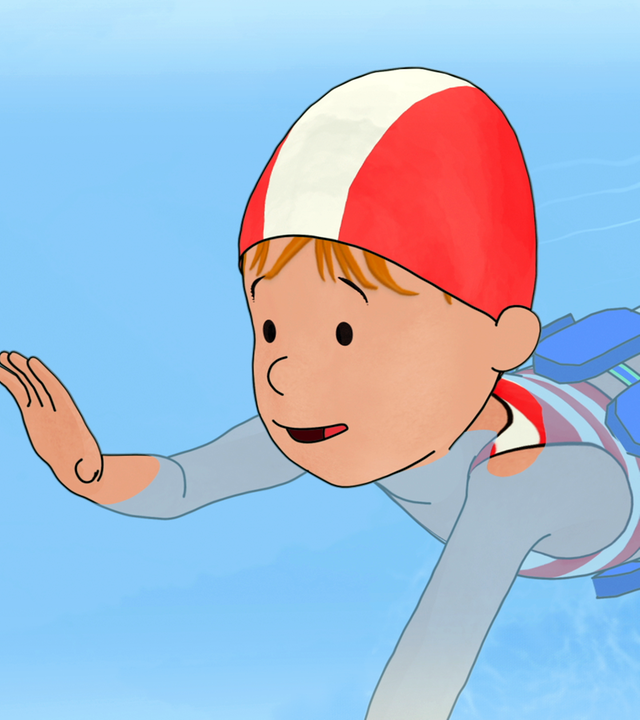 Conni schwimmt. Sie trägt eine rot-weiße Badekappe auf dem Kopf und einen blauen Schwimmgürtel um den Bauch.