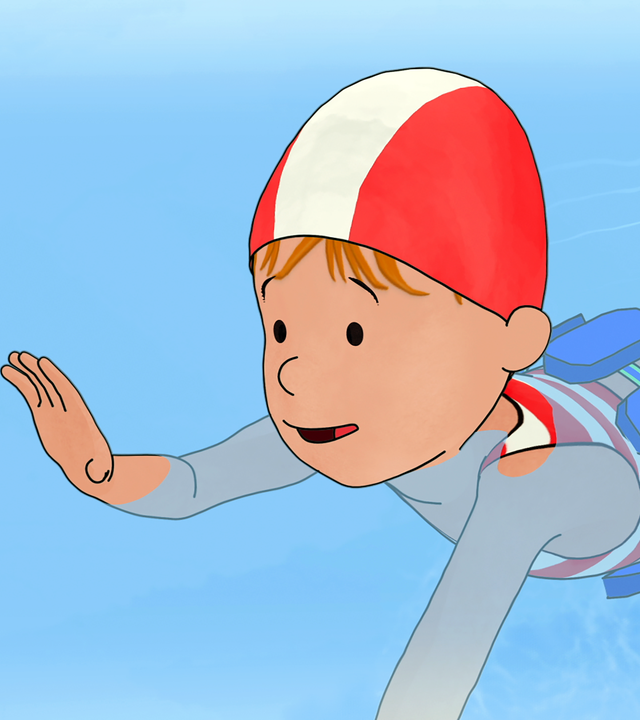 Conni schwimmt. Sie trägt eine rot-weiße Badekappe auf dem Kopf und einen blauen Schwimmgürtel um den Bauch.