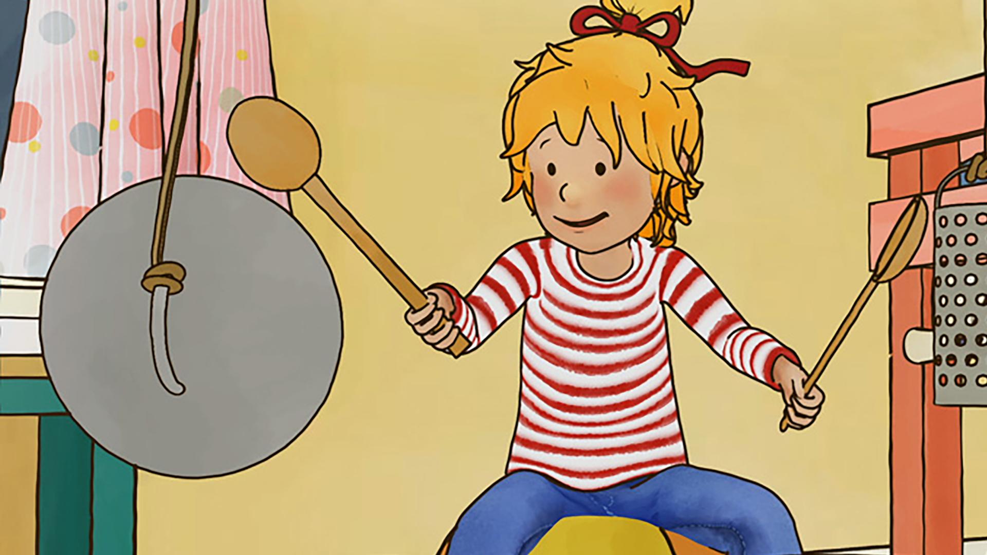 Conni spielt auf Töpfen und anderen Küchengeräten Schlagzeug.