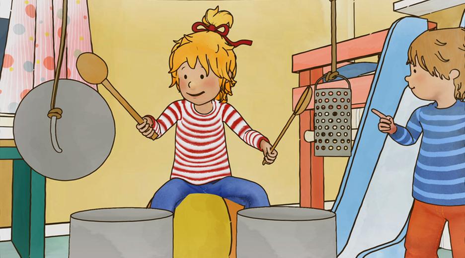 Conni spielt auf Töpfen und anderen Küchengeräten Schlagzeug.