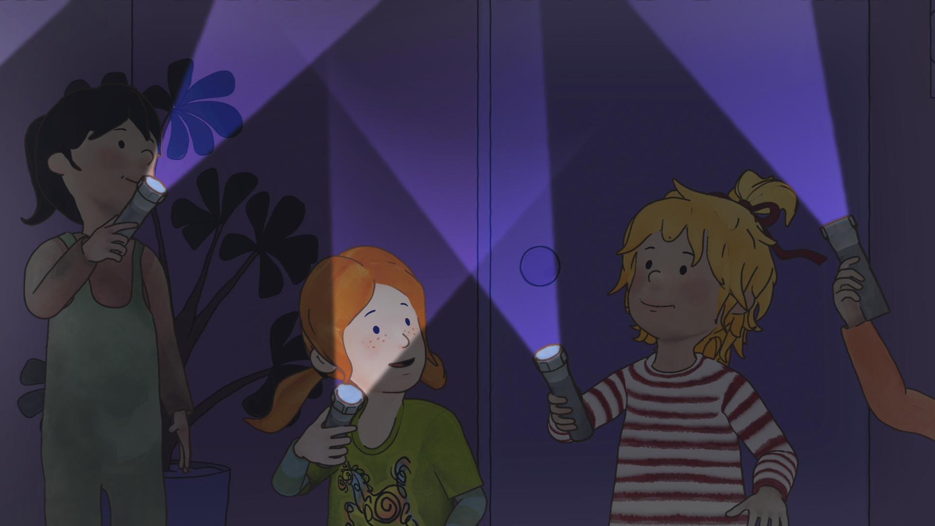 Conni erkundet mit ihren Freunden den Kindergarten im Dunkeln. Sie leuchten mit Taschenlampen.