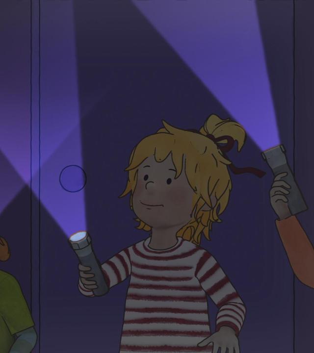 Conni erkundet mit ihren Freunden den Kindergarten im Dunkeln. Sie leuchten mit Taschenlampen.