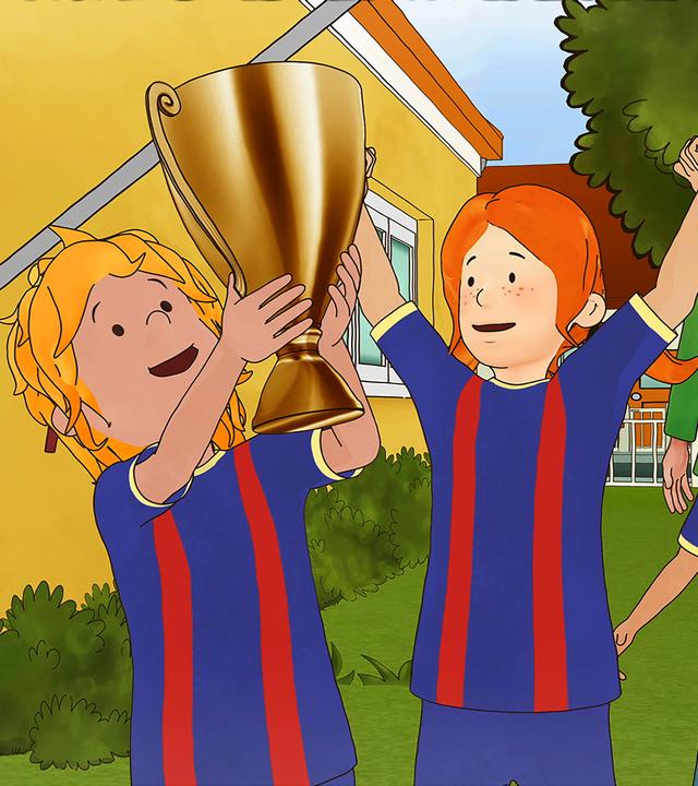 Conni hat einen Pokal in den Händen und hält ihn hoch. Ihre Mannschaftskameraden jubeln ihr zu.