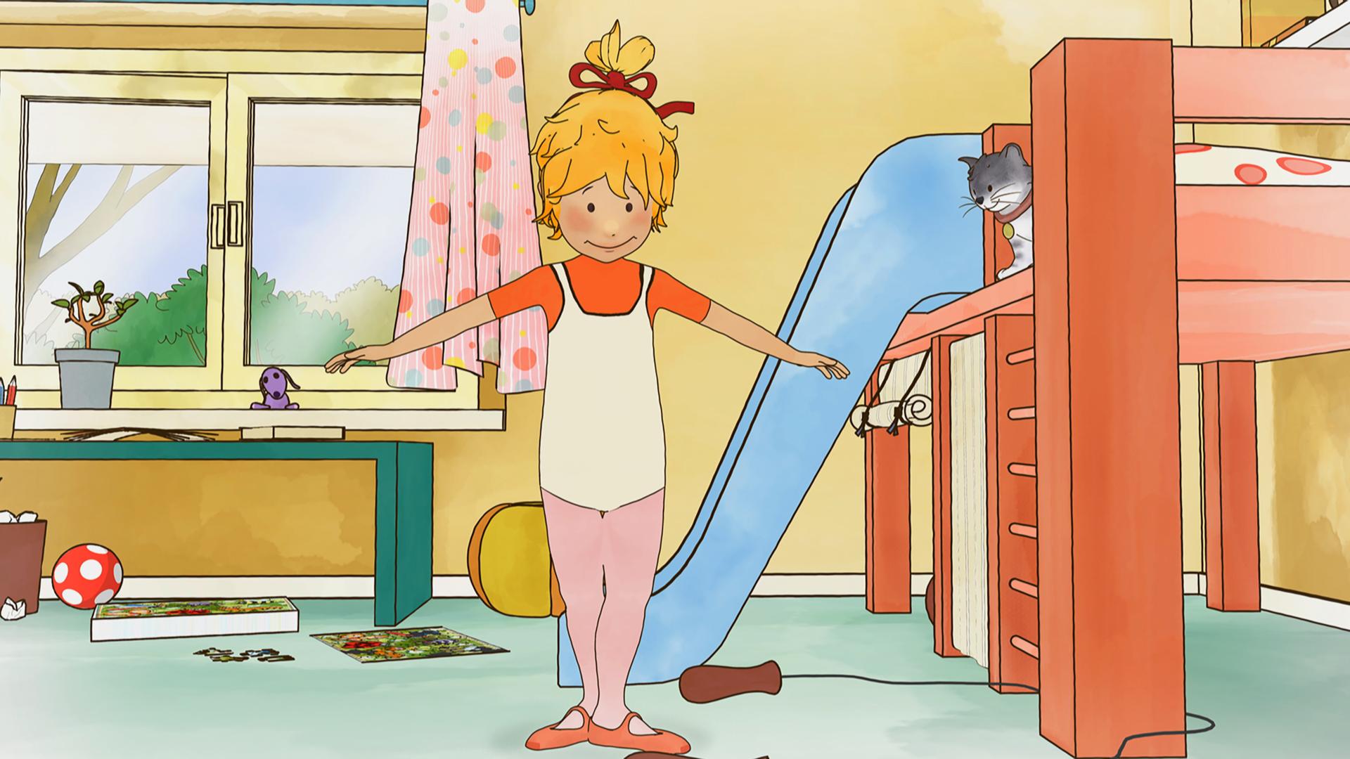 Conni übt Ballettschritte in ihrem Zimmer. Kater Mau schaut ihr zu.