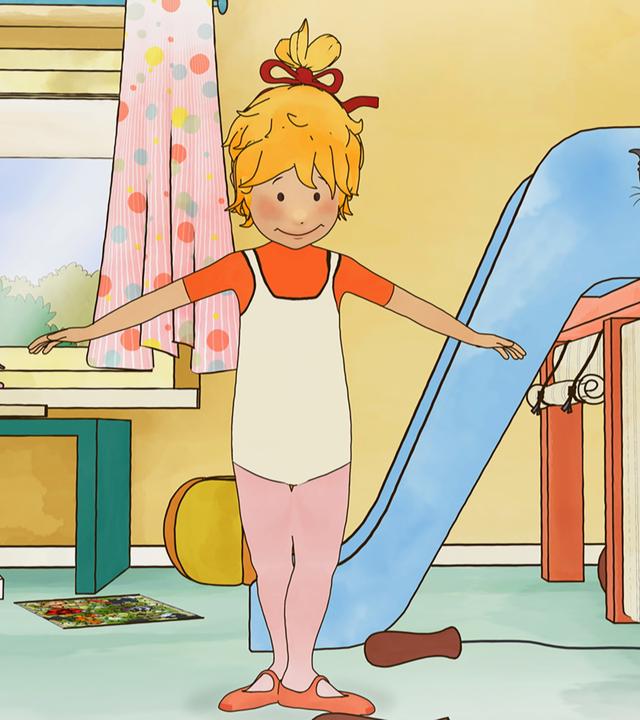 Conni übt Ballettschritte in ihrem Zimmer. Kater Mau schaut ihr zu.