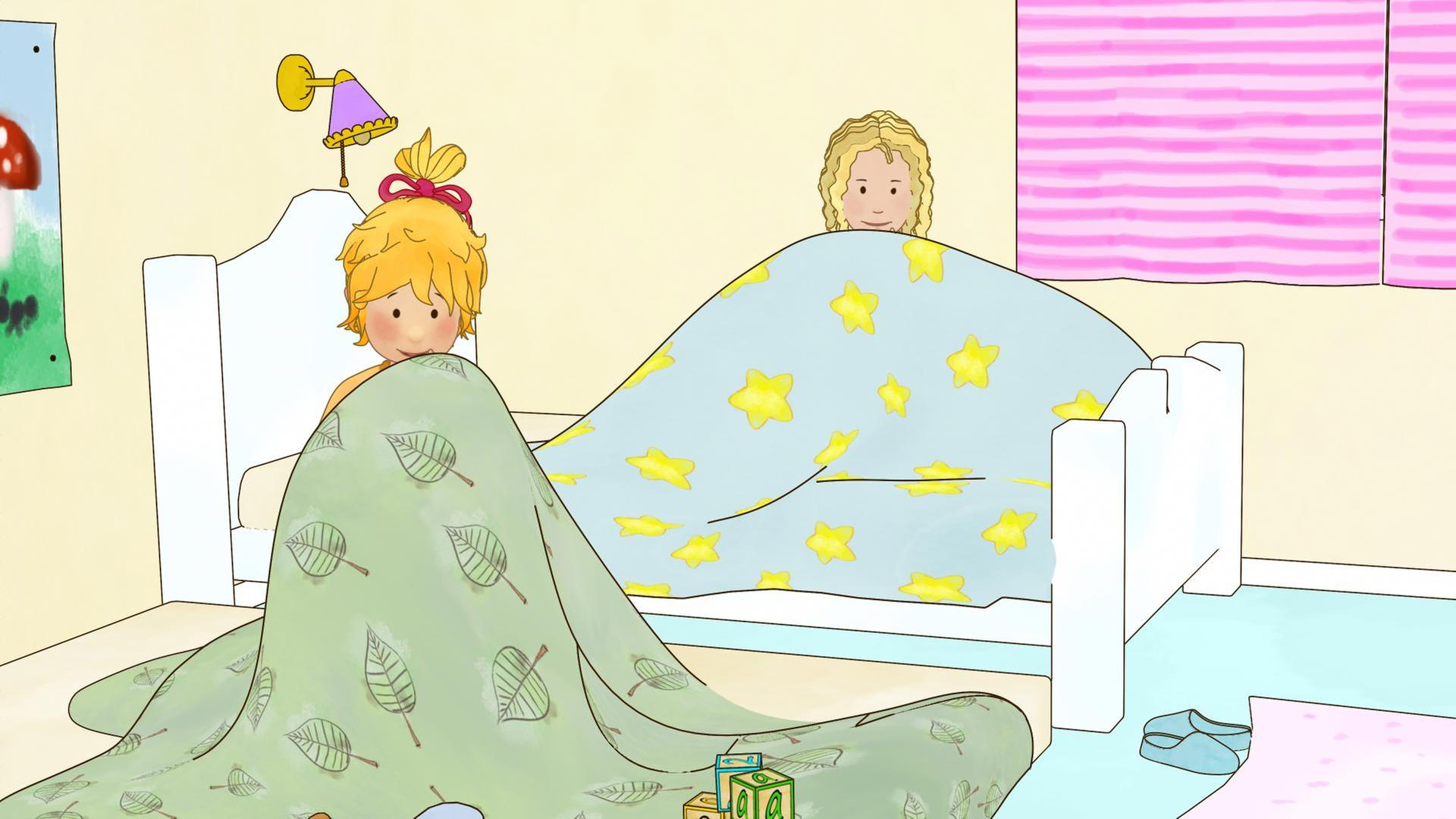 Conni und Julia kuscheln sich in ihre Decken ein.