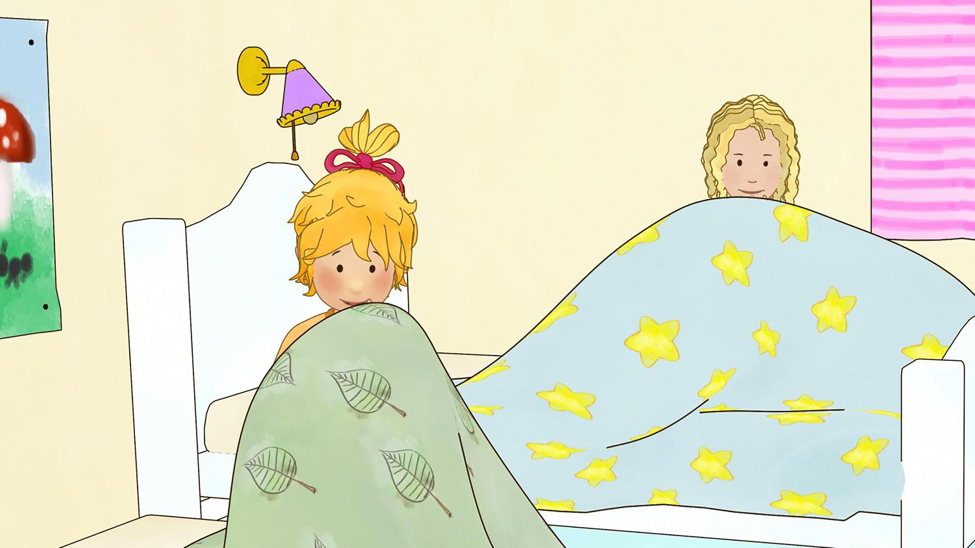 Conni und Julia kuscheln sich in ihre Decken ein.