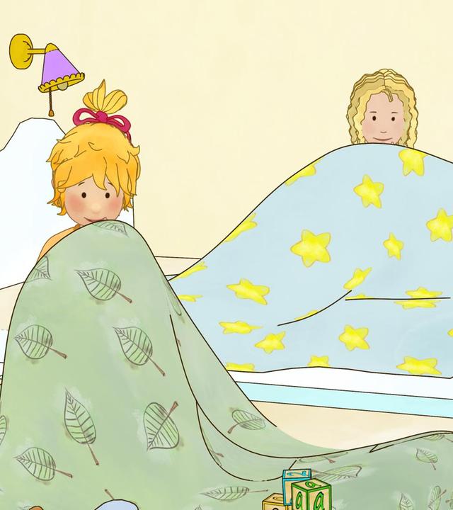 Conni und Julia kuscheln sich in ihre Decken ein.