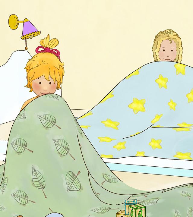 Conni und Julia kuscheln sich in ihre Decken ein.