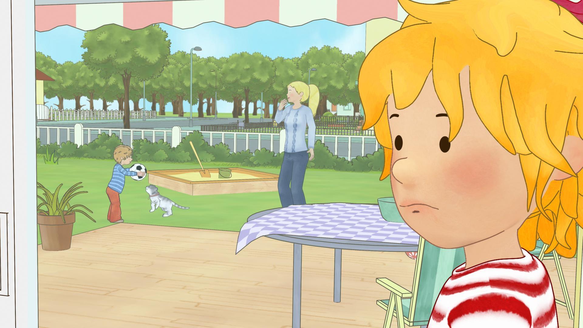 Conni schmollt, denn sie soll einen Babysitter bekommen und findet das gar nicht gut. Im Hintergrund spielen der Babysitter und Jakob Ball, dazwischen springt Kater Mau.