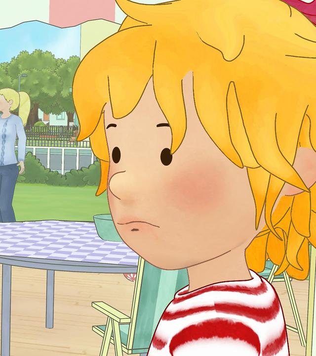 Conni schmollt, denn sie soll einen Babysitter bekommen und findet das gar nicht gut. Im Hintergrund spielen die Babysitterin und Jakob Ball, dazwischen springt Kater Mau.