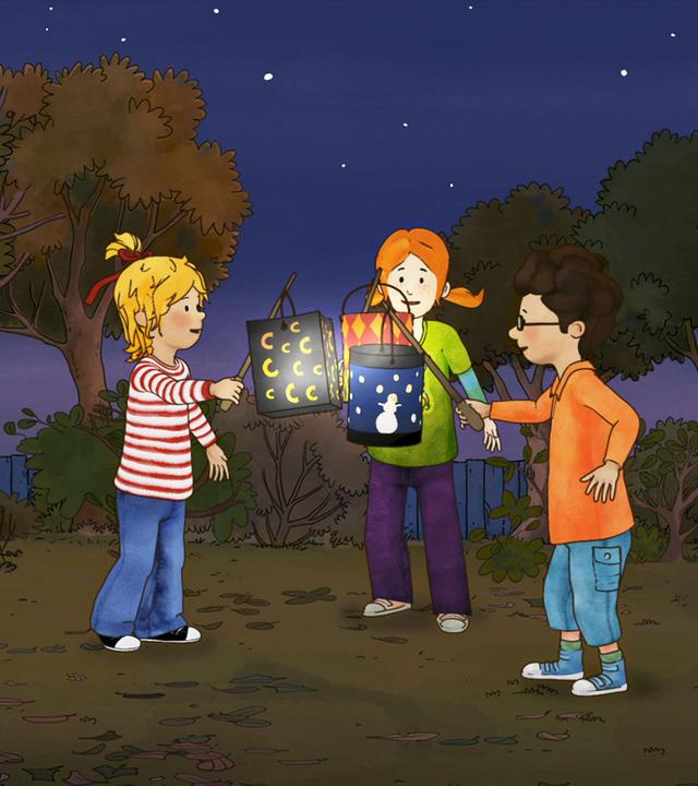 Conni macht bei einem Laternenumzug mit. Gemeinsam mit ihren Freunden hält sie ihre leuchtende Laterne mit Mondmotiven hoch.