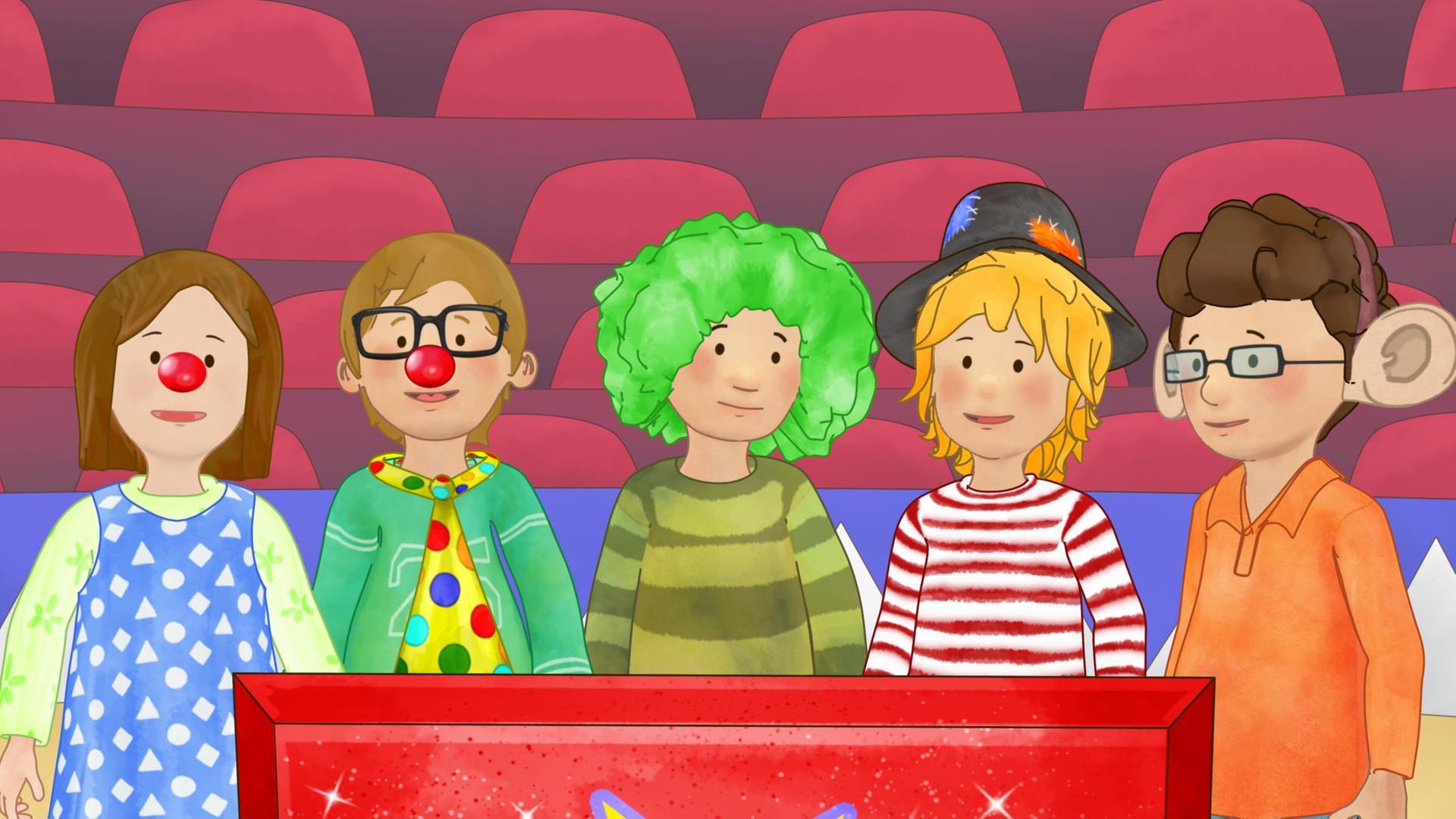 Conni trägt einen Hut mit Flicken. Um sie herum stehen vier clownsmäßig verkleidete Freunde.