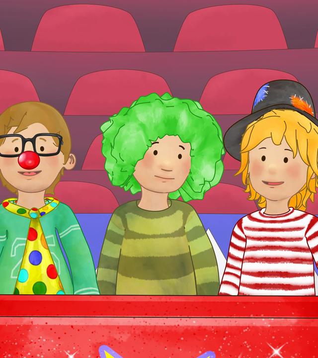 Conni trägt einen Hut mit Flicken. Um sie herum stehen vier clownsmäßig verkleidete Freunde.
