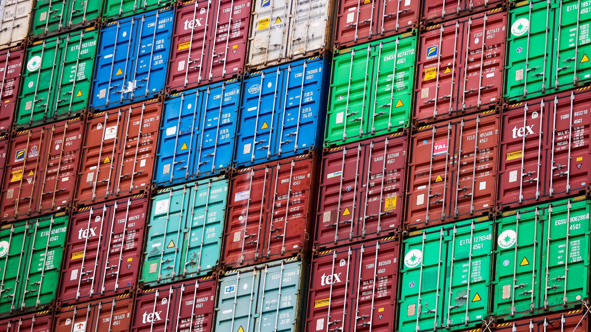 Container auf einem Containerschiff.