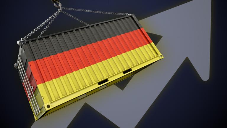 Ein Container in Deutschland-Farben hängt an Ketten, im Hintergrund ein Pfeil, der nach oben zeigt
