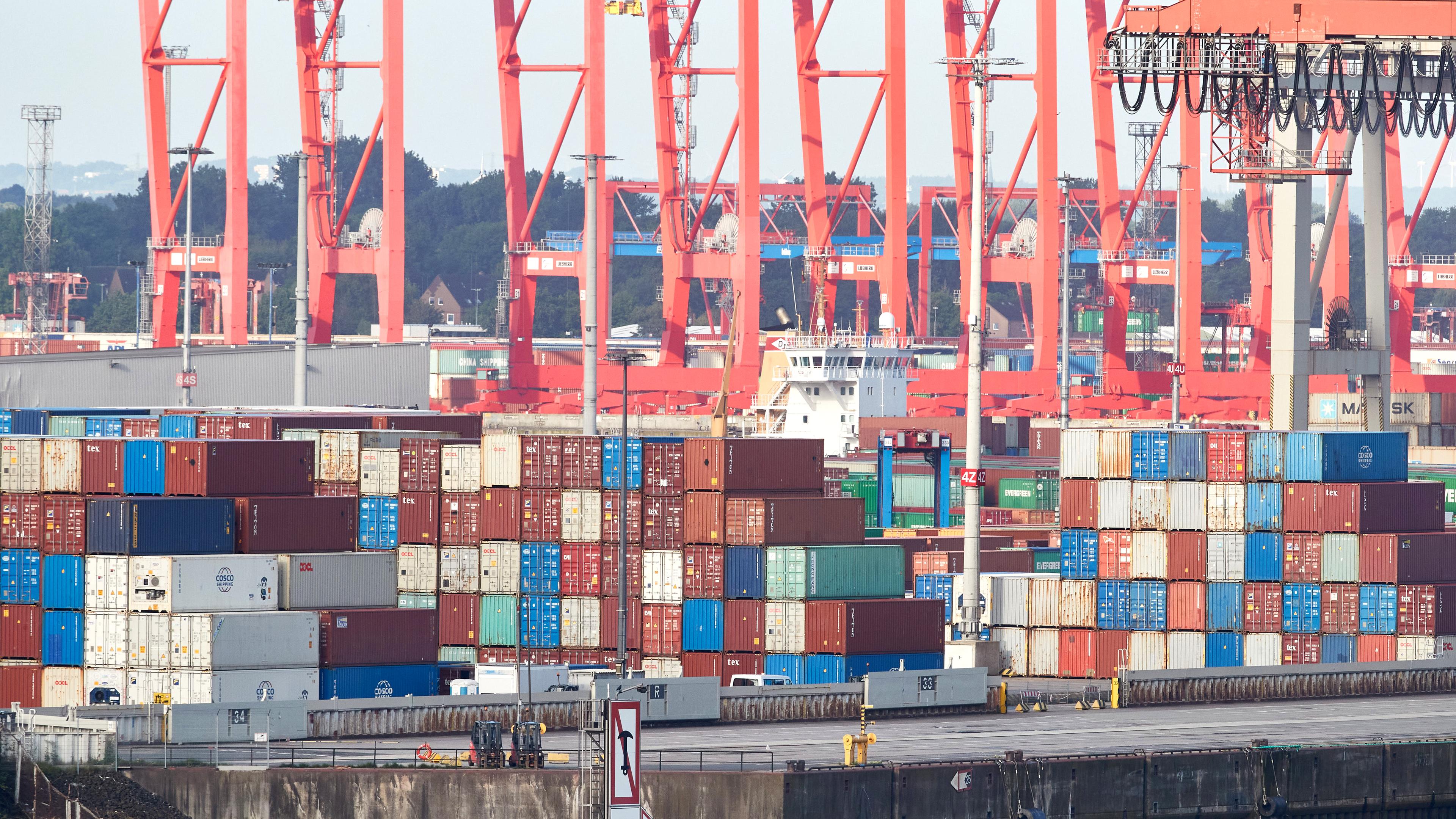 zahlreiche Container stapeln sich am Rande des Hamburger Hafens