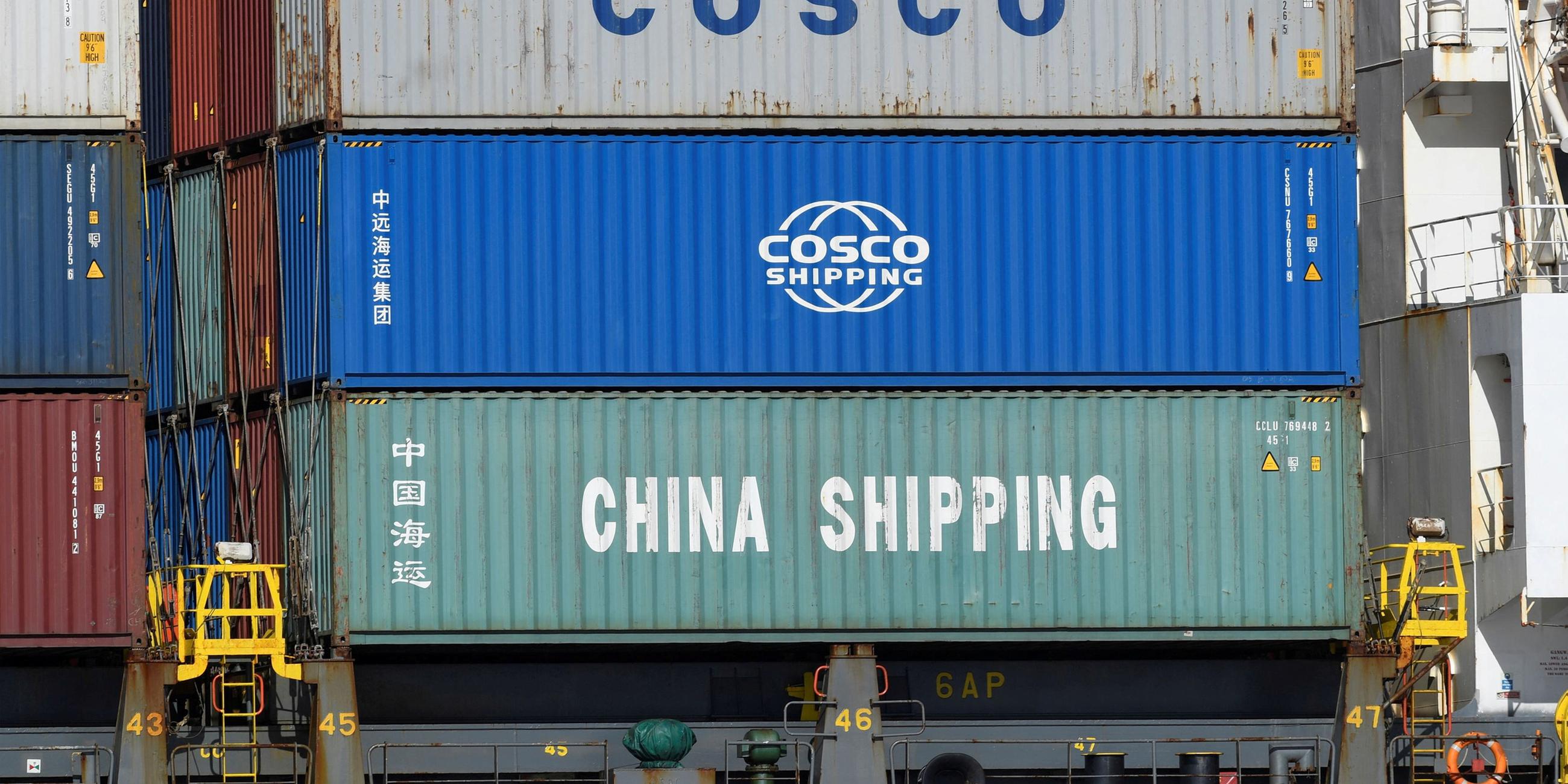 Container der chinesischen Unternehmen China Shipping und COSCO (China Ocean Shipping Company) werden auf einen Container geladen, der am 11. 03 2020 den Hafen in Hamburg verlässt. 