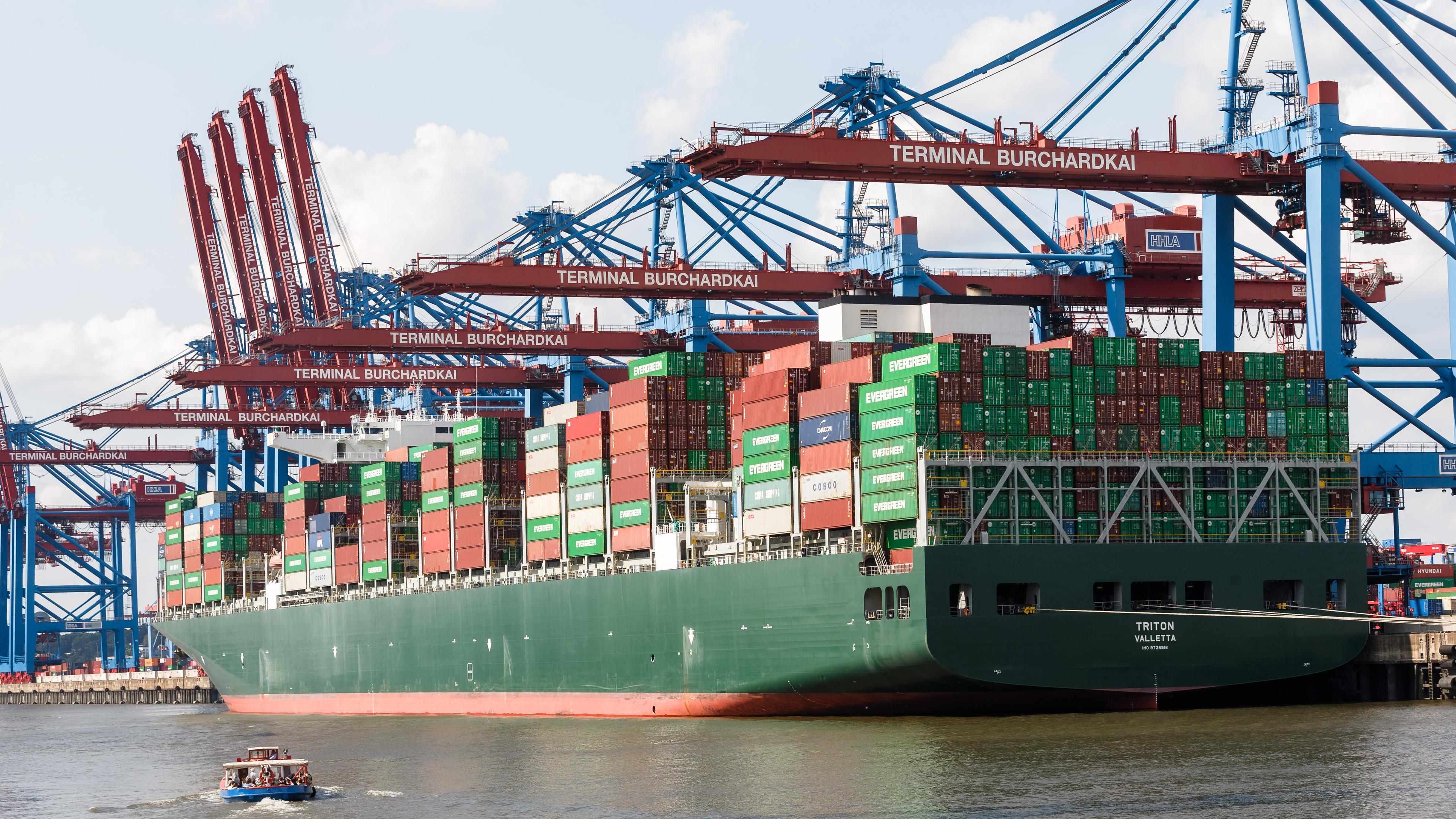 Hamburg: Ein Containerschiff liegt am Burchardkai im Hamburger Hafen.