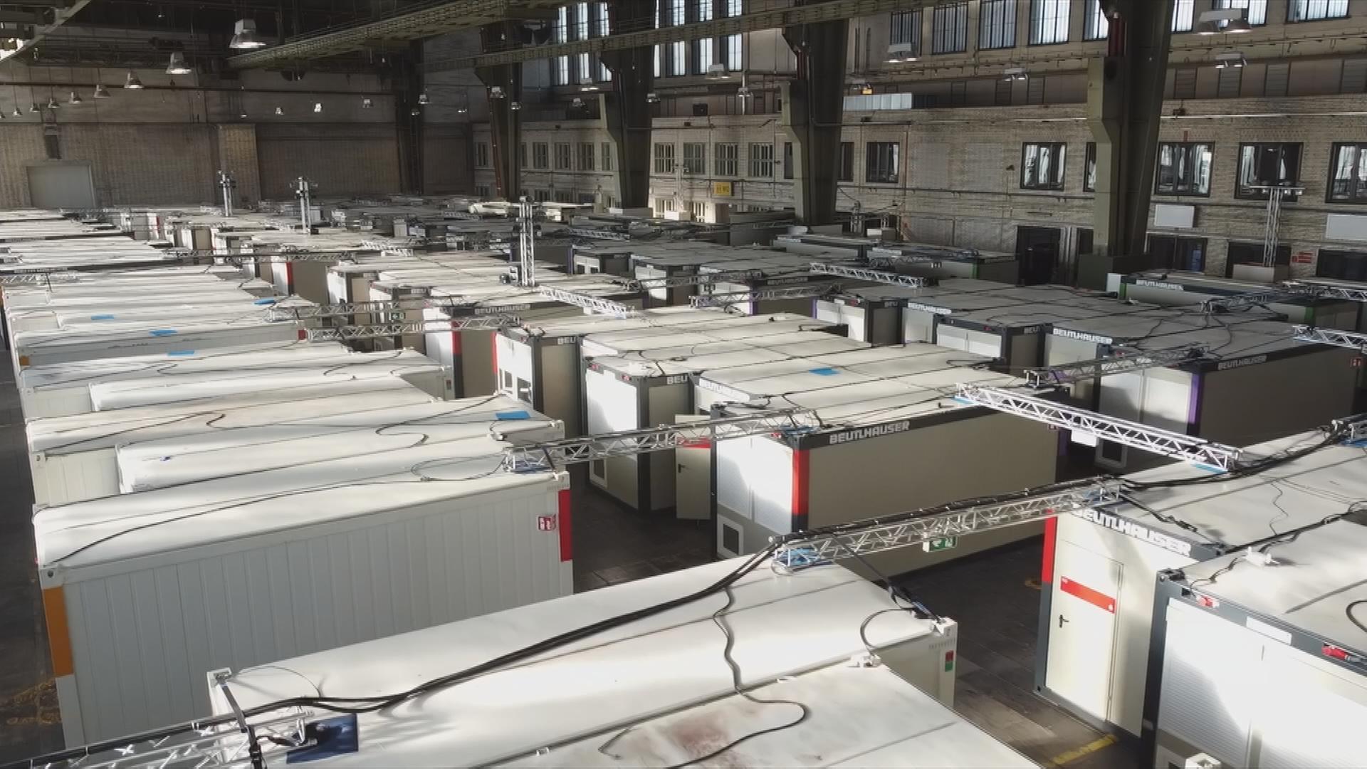 Container-Stadt in einer Halle am Flughafen Tegel für Flüchtlinge.