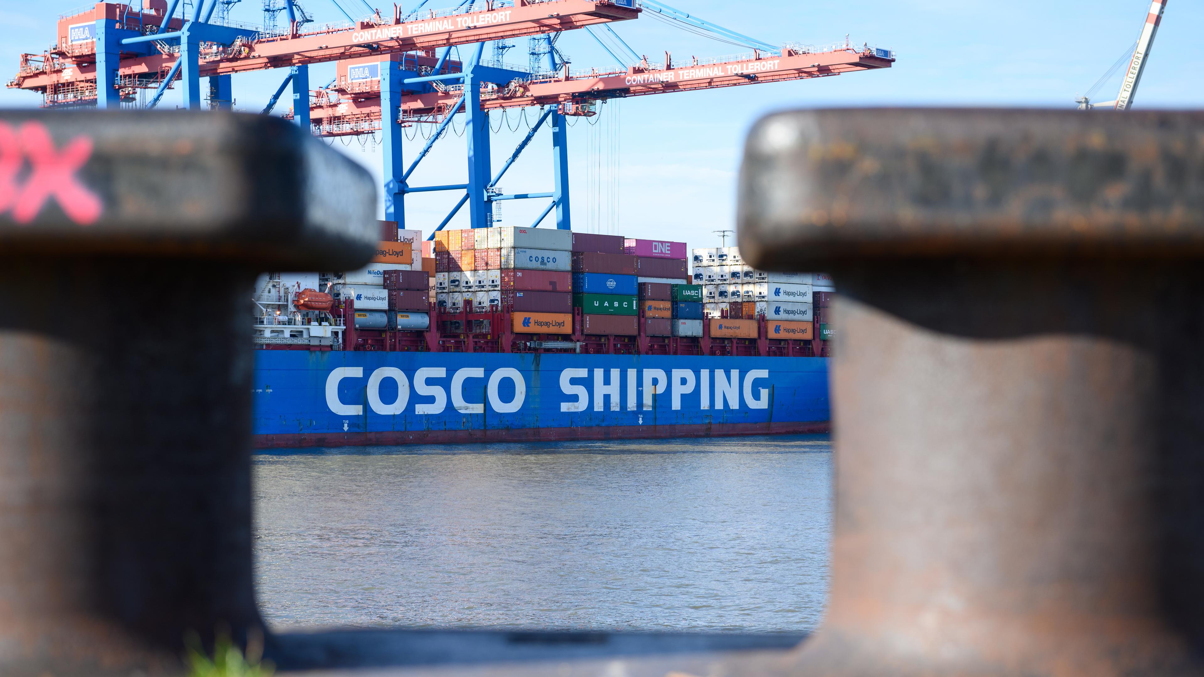 Das Bild zeigt ein Containerschiff der chinesischen Reederei Cosco im Hamburger Hafen