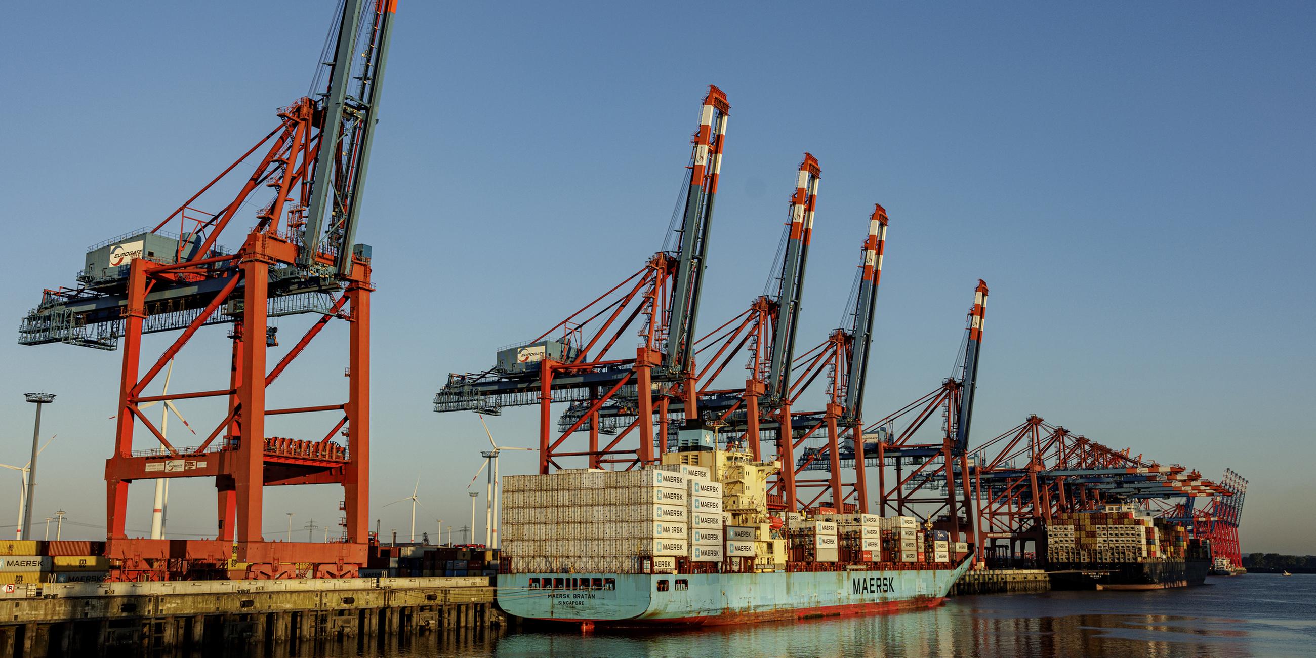 ARCHIV: Containerschiffe liegen zur Abfertigung an den Terminals im Hamburger Hafen. 