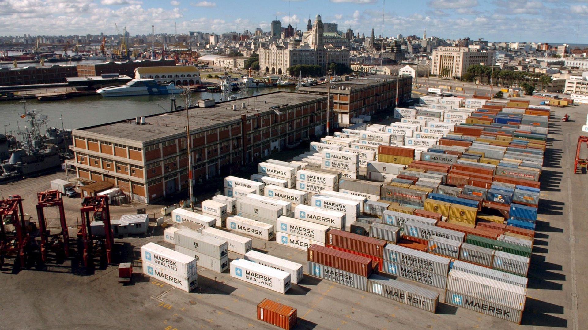 Frachtcontainer im Containerhafen von Montevideo 