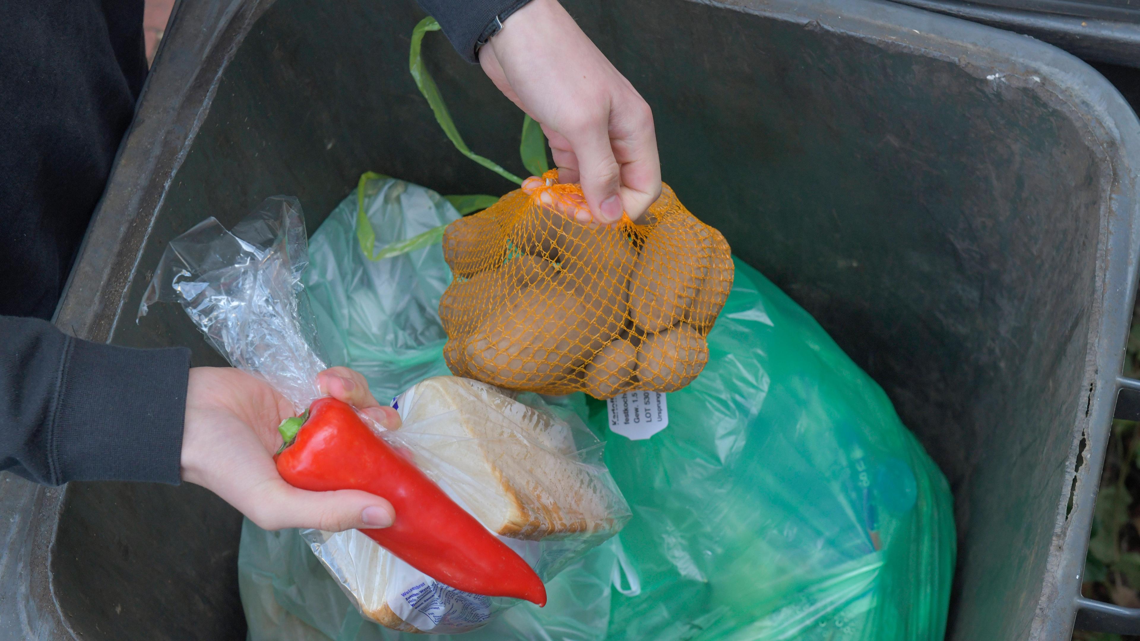 Symbolfoto: Müllcontainer mit Lebensmittel, aufgenommen am 12.01.2020