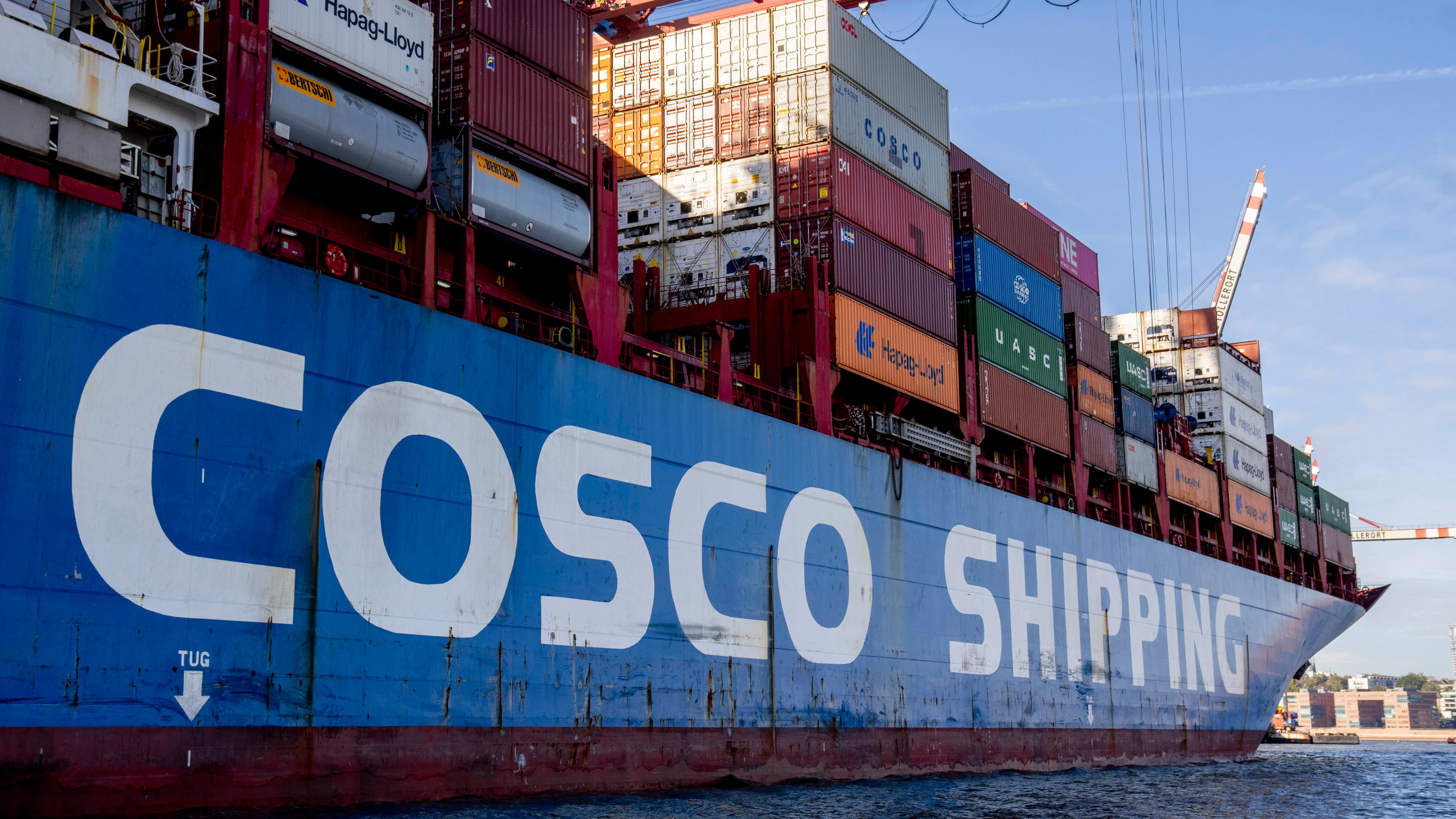 Das Bild zeigt ein Containerschiff des chinesischen Staatskonzerns Cosco.