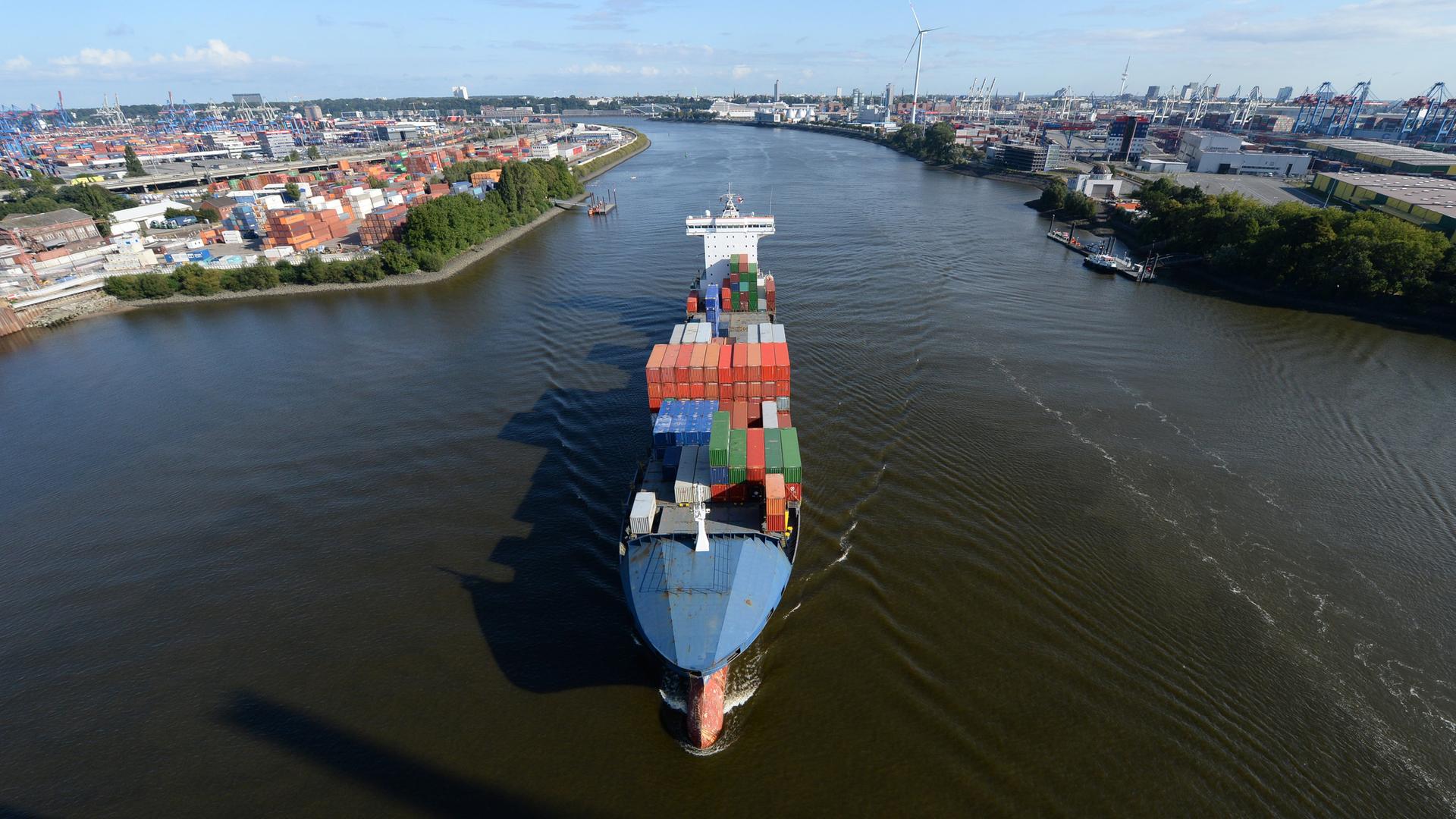 Containerschiff fährt im Hamburger Hafen auf der Elbe