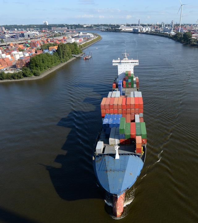 Containerschiff fährt im Hamburger Hafen auf der Elbe