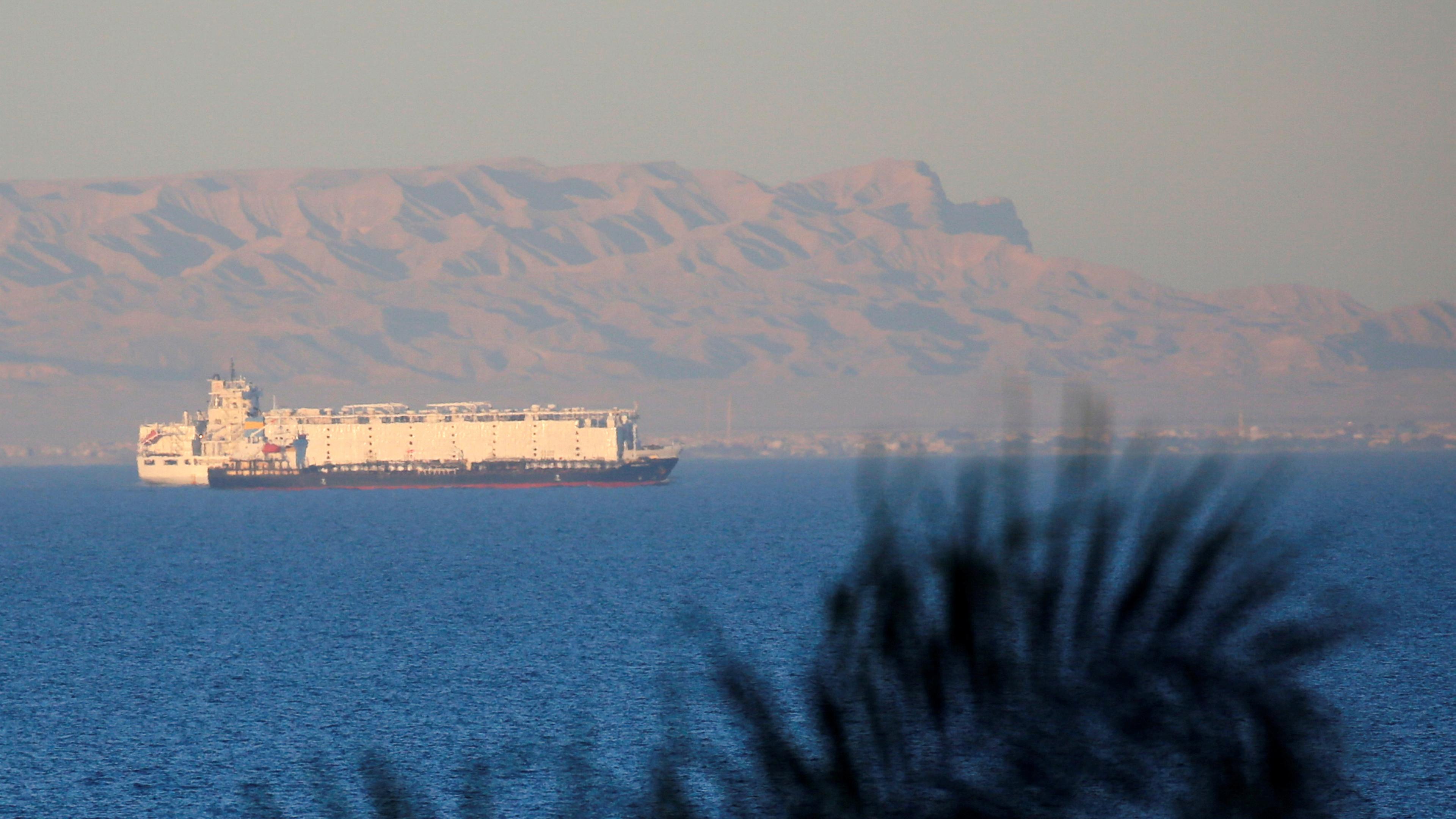 Containerschiff im Roten Meer