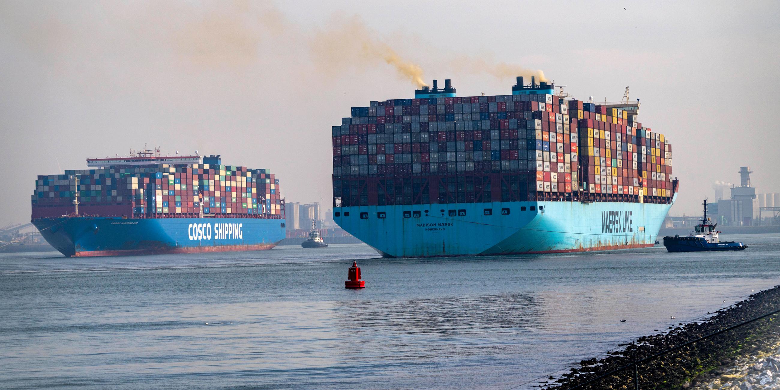 Containerschiffe in der Zu- und Abfahrt zum Euromax Terminal in Rotterdam