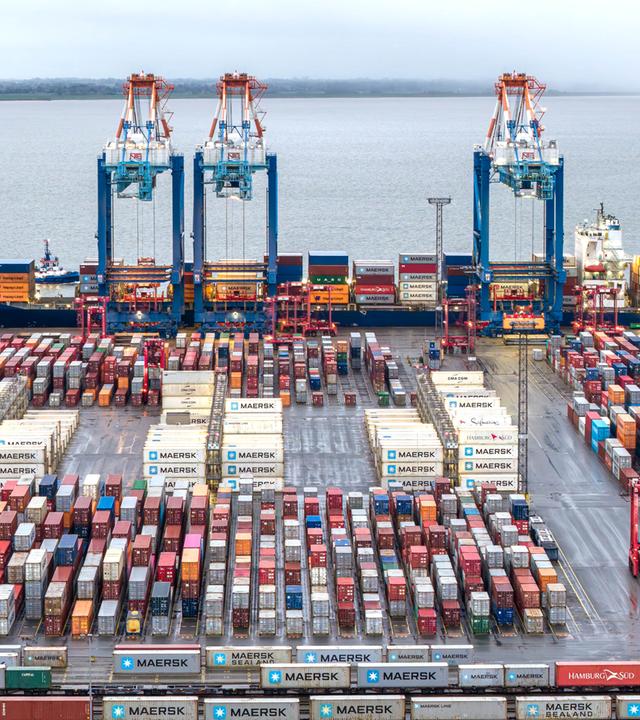 Bremen, Bremerhaven: Containerschiffe liegen im Hafen