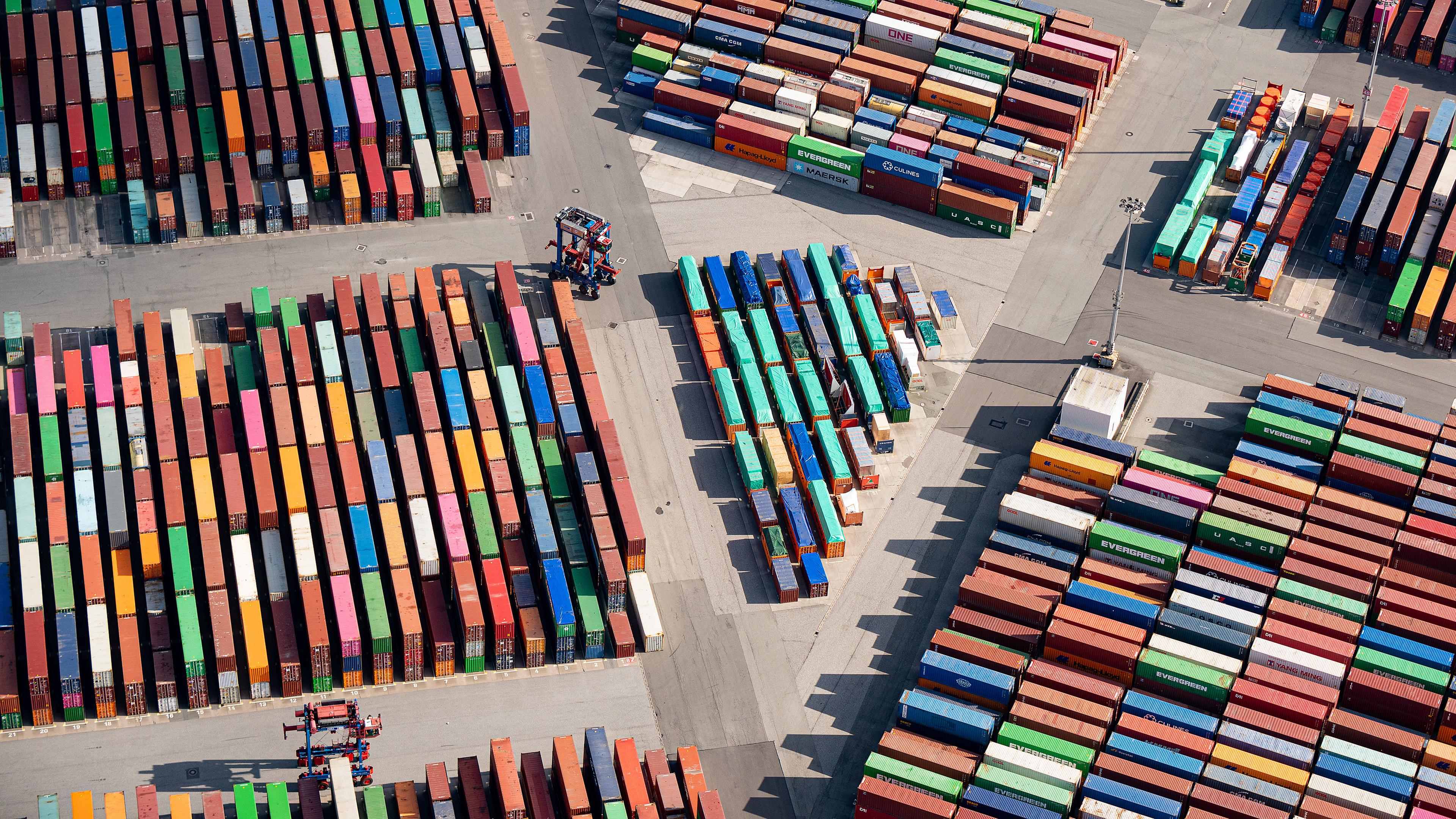 Das Luftbild zeigt zahlreiche Container auf dem Gelände eines Containerterminals im Hamburger Hafen