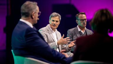 ZDF-Intendant Norbert Himmler spricht während seinem Panel auf der ConCon25, im Vordergund unscharf Ministerpräsident Alexander Schweitzer und im Hintergrund Tobias Schmid, Direktor Landesmedienanstalt NRW