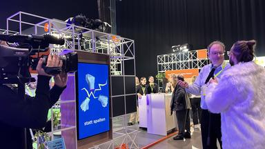 ZDF-Digitalexperte Robert Amlung wird im Gespräch vor dem ZDF-Stand auf der ConCon25 gefilmt