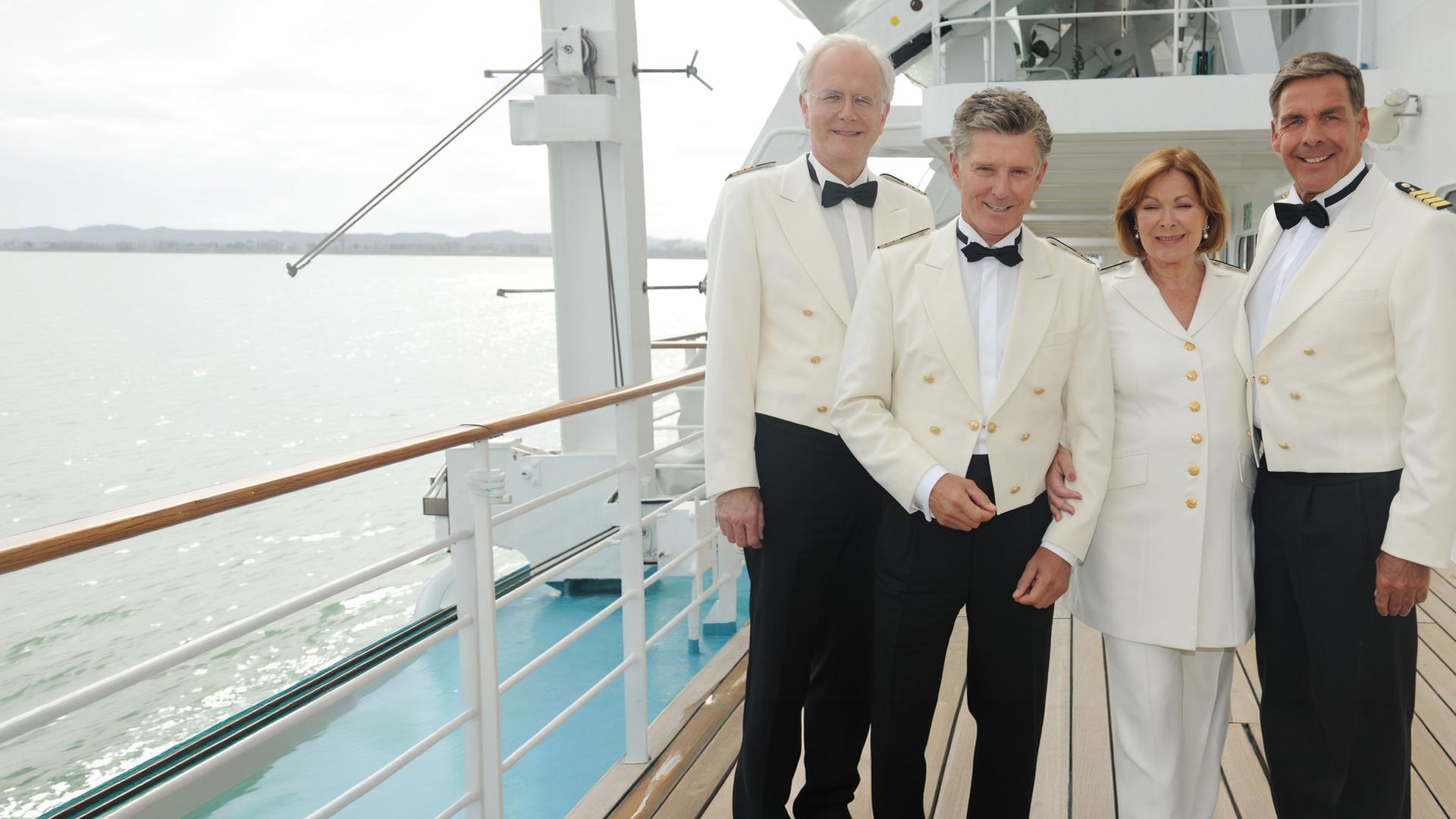 "Das Traumschiff: Cook Islands": Gruppenfoto der Crew an Deck der MS Amadea (Harald Schmidt, Nick Wilder, Heide Keller, Sascha Hehn).