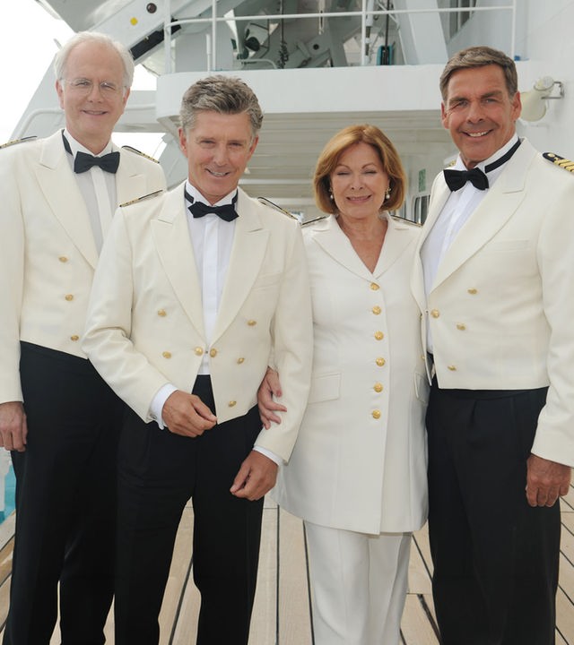 "Das Traumschiff: Cook Islands": Gruppenfoto der Crew an Deck der MS Amadea (Harald Schmidt, Nick Wilder, Heide Keller, Sascha Hehn).